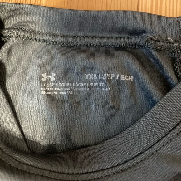 Boys grey under armor shirt - Picture 1 of 2